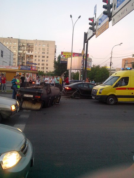 На ВИЗе перевернулись Жигули. Пострадали еще четыре машины - Фото 2