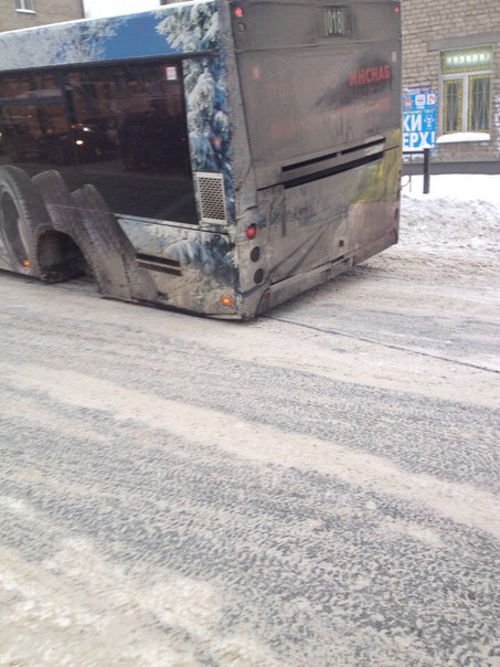 На Шевченко у автобуса на ходу отвалились два задних колеса - Фото 2