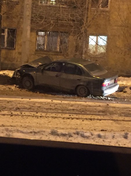 На Уралмаше водитель иномарки влетел в столб освещения - Фото 3