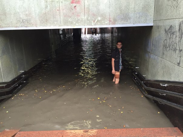 Затопленные улицы и коммерческие объекты. После сильных дождей Екатеринбург вновь ушел под воду. ФОТО - Фото 5