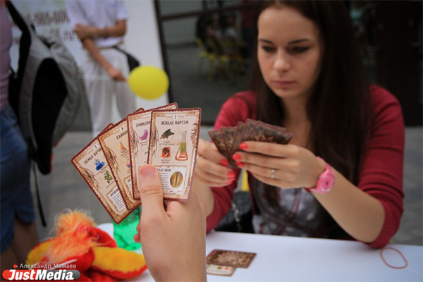 На фестивале GreenWay люди-шахматы, мафиози и собаки боролись за победу - Фото 4