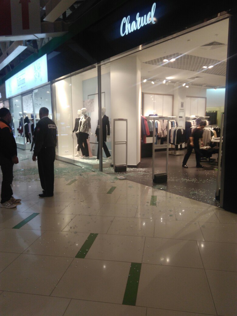В одном из магазинов ТЦ «Радуга Парк»  обрушилась витрина - Фото 3
