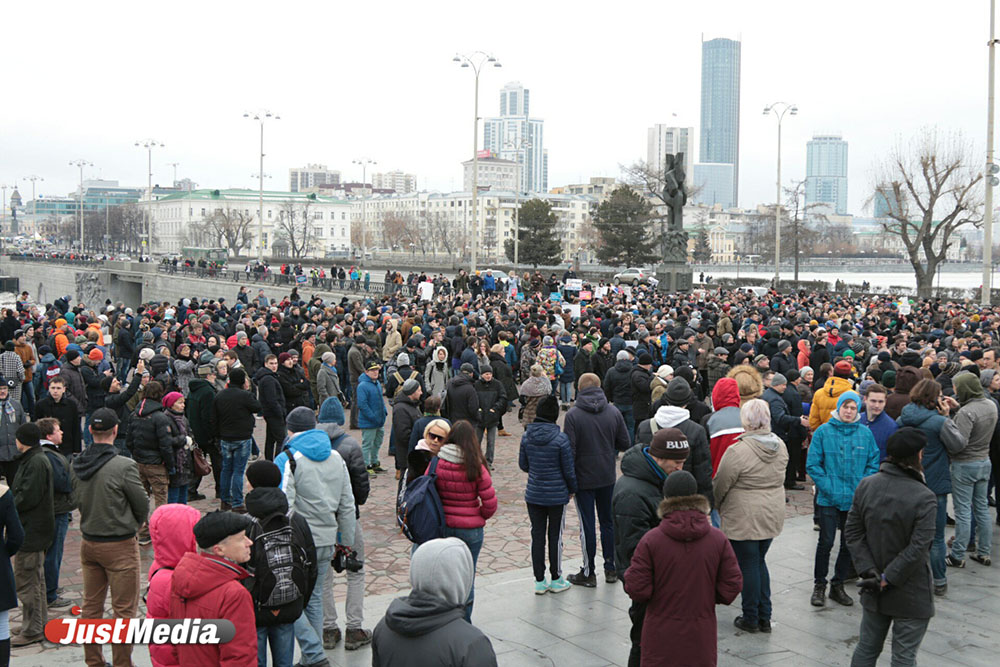 Сторонники Навального вышли на запрещенный митинг в Екатеринбурге. Есть первые задержанные. ФОТО - Фото 10