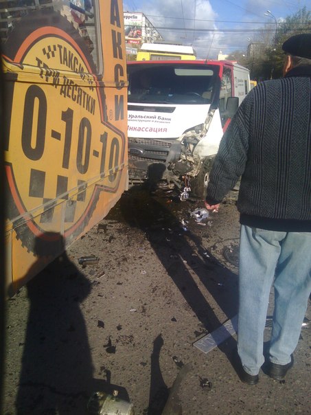 В Екатеринбурге произошло массовое ДТП с участием инкассатороской машины и троллейбуса. Пострадали три человека - Фото 4