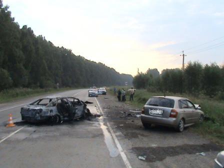 В Екатеринбурге «Шевроле» загорелся после столкновения с двумя машинами. Пострадали три человека - Фото 3