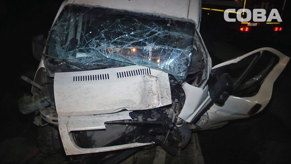 В Екатеринбурге водитель грузовика уснул за рулем и врезался в фонарный столб. ФОТО - Фото 3