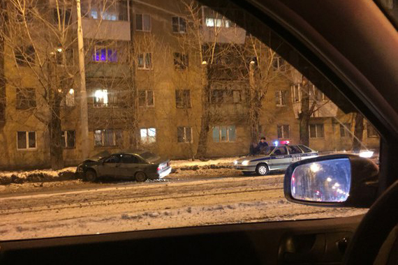 На Уралмаше водитель иномарки влетел в столб освещения - Фото 2