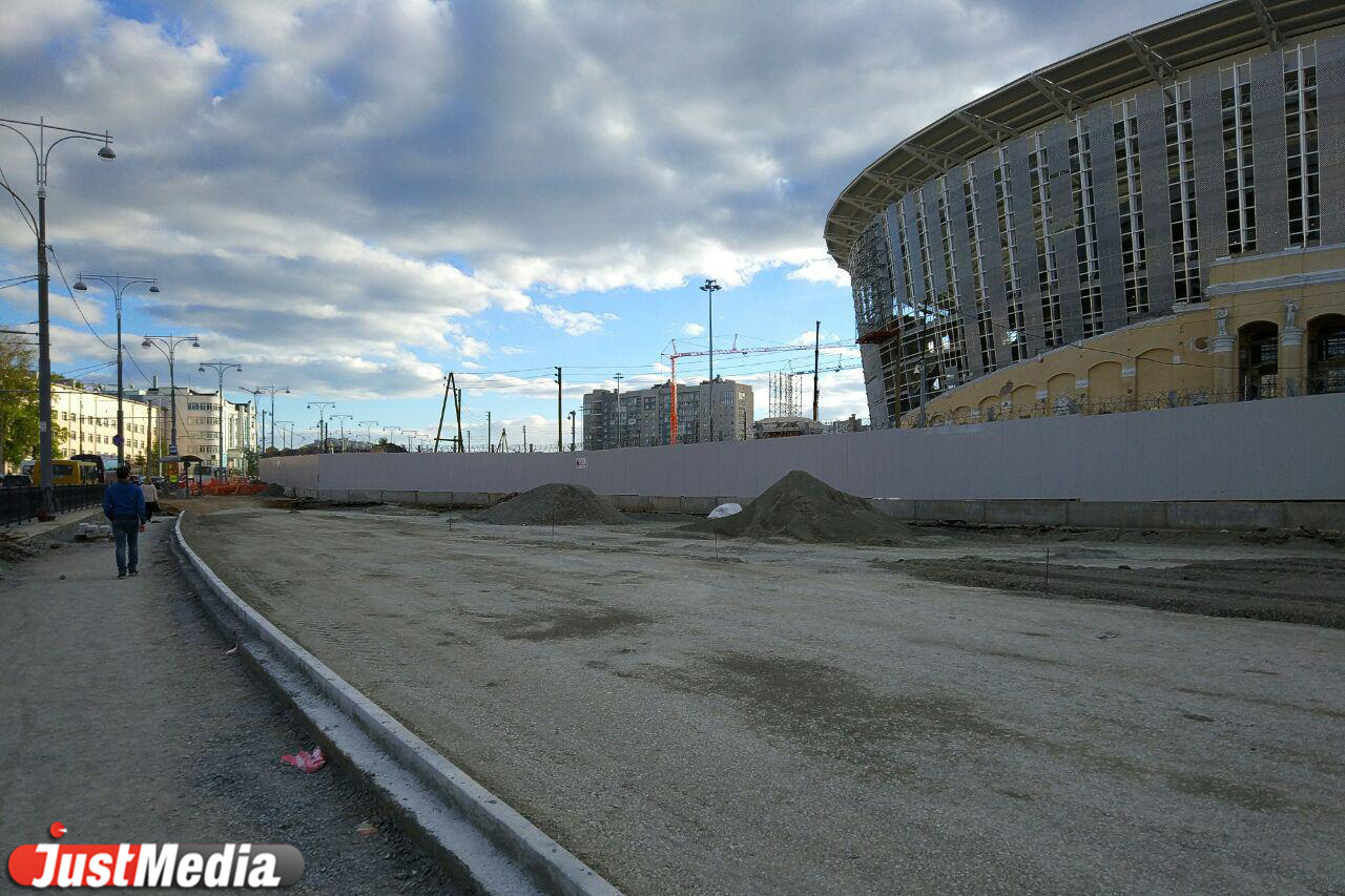 «Вместо тротуаров щебень и глина». Екатеринбуржцы жалуются на пешеходное бездорожье возле Центрального стадиона - Фото 11
