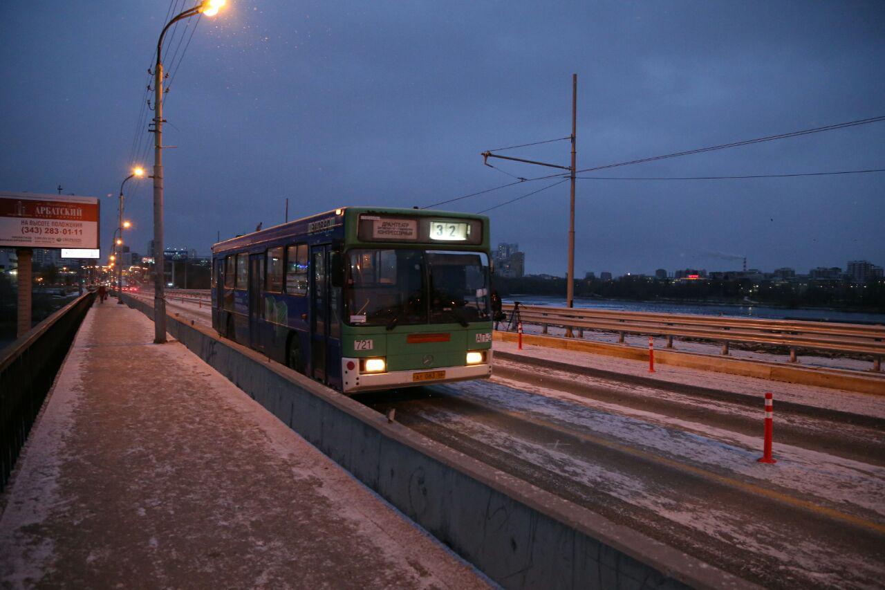 По Макаровскому мосту снова начали ездить трамваи и авто. ФОТО - Фото 8