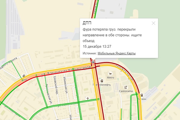 В Екатеринбурге фура рассыпала трубы по дороге и заблокировала движение в сторону Верхней Пышмы - Фото 2