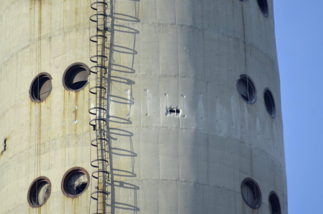 В основании недостроенной башни выпилили отверстия под взрывчатку и формируют вторую земляную подушку. ФОТО, ВИДЕО - Фото 2