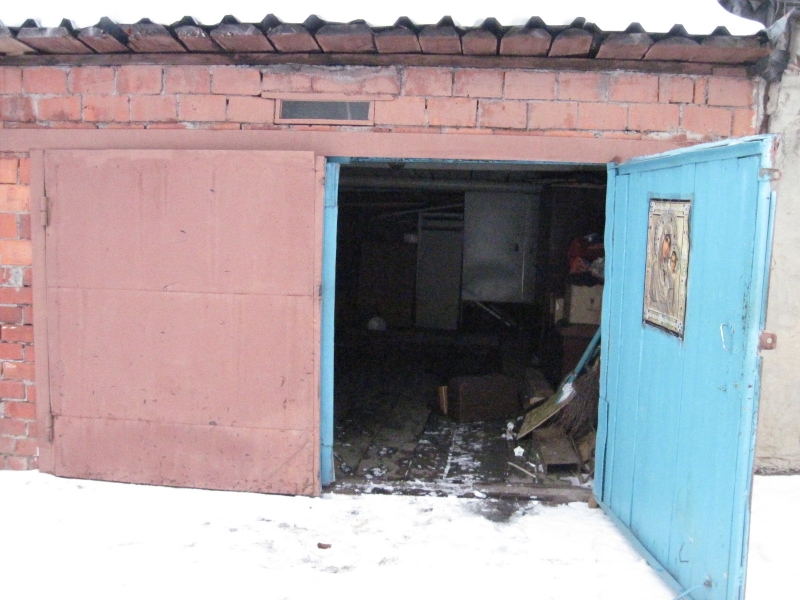 Закрой гараж 1. Вскрыли гараж. Кража гаража. Ограбили гараж. Вскрывают гаражи из гаража в гараж.