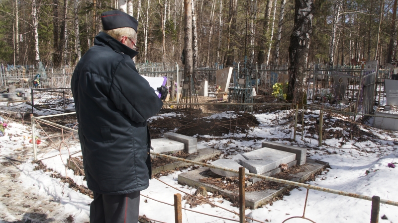 Полиция Нижнего Тагила разыскивает вандалов, устроивших погром на кладбище - Фото 3