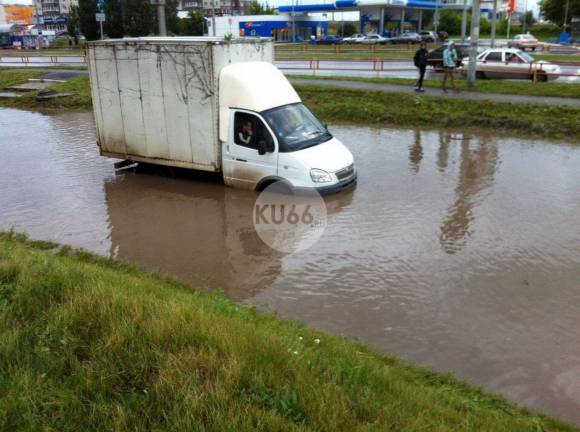 В Каменске-Уральском машины из-за проливного дождя тонут прямо на проезжей части - Фото 2