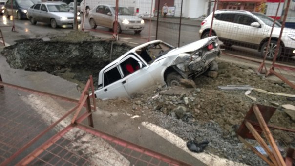 На перекрестке Шевченко-Луначарского ВАЗ съехал в котлован. Очевидцы: водитель и пассажир были пьяны - Фото 4
