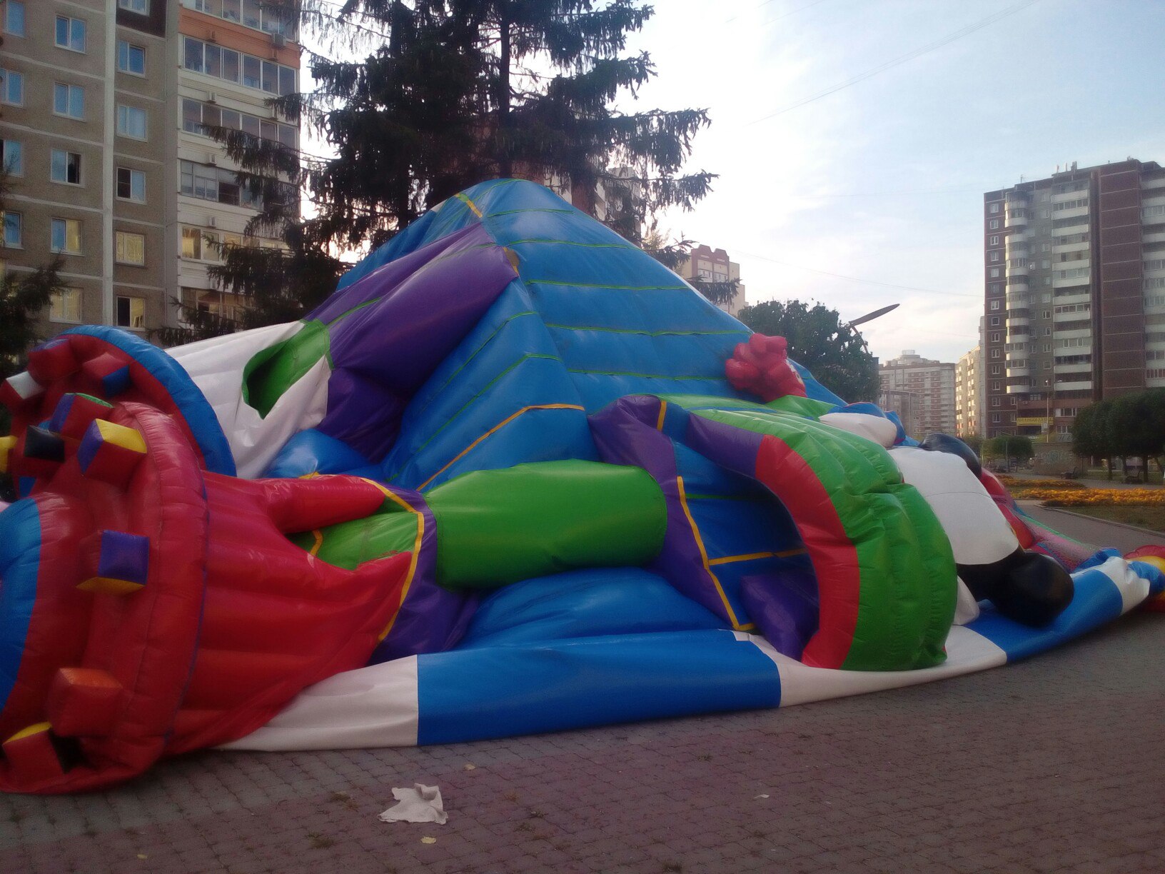 На Ботанике сильный ветер перевернул два батута. Один с детьми - Фото 2