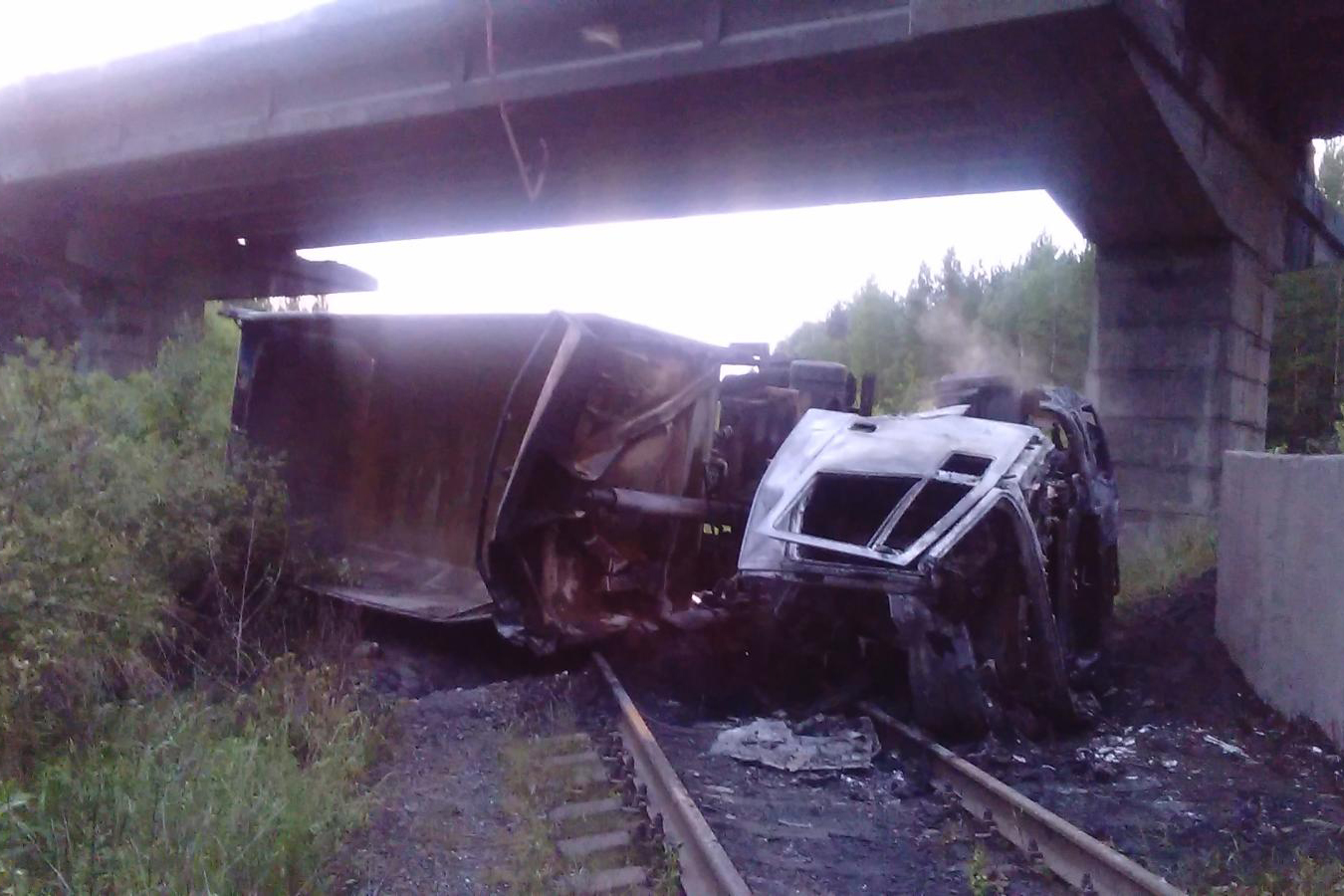 В Свердловской области самосвал слетел с моста на железнодорожные пути и загорелся. ФОТО - Фото 2