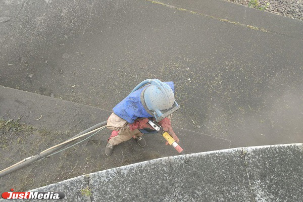 На очистку стен набережной Исети от граффити рабочим понадобится месяц. ФОТО, ВИДЕО - Фото 5