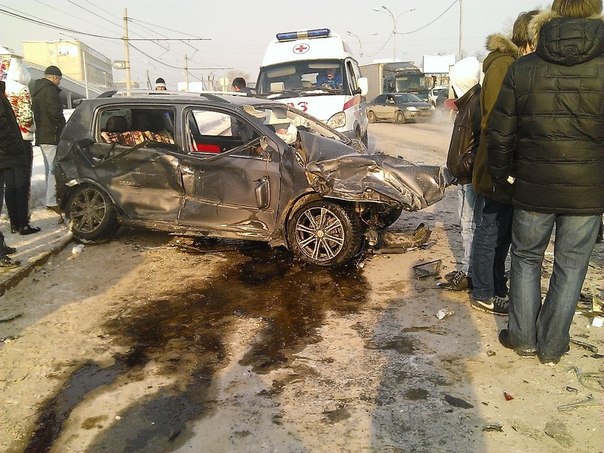 Водитель «Мерседеса» устроил ДТП с участием еще трех автомобилей у «Карнавала» - Фото 3