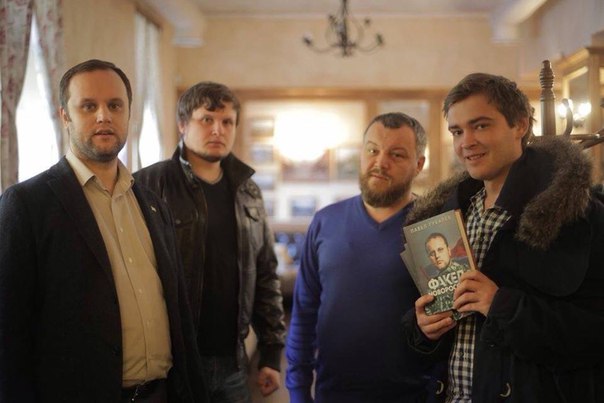 «Мы нагибались, чтобы нас не подстрелили».  Уральский драматург Андрей Крупин побывал в Донецке, где собрал материал для новой пьесы  - Фото 9