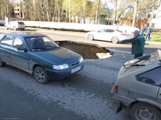 Жесть! На родине Куйвашева на одной из центральных улиц образовалась семиметровая дыра. Только чудом туда никто не провалился. ФОТО - Фото 4