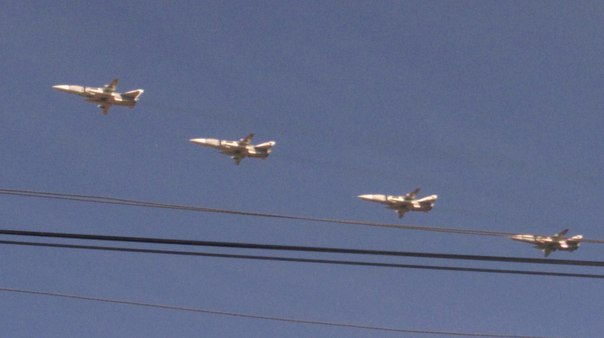 Соцсети заполонили фото вертолетов и самолетов в небе над центром Екатеринбурга  - Фото 4