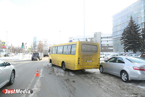 Лихач на автобусе устроил массовое ДТП на пешеходном переходе напротив Белого дома. ФОТО - Фото 2