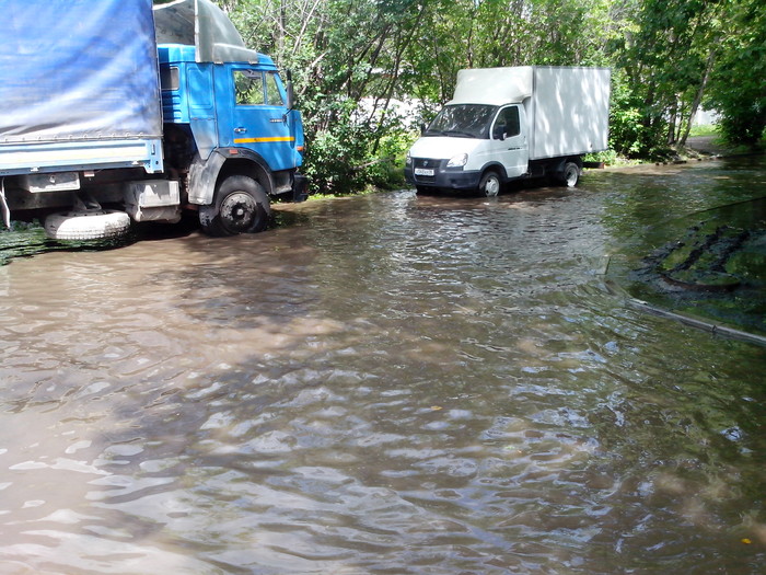 Первые результаты опрессовок в Екатеринбурге: улица Белинского превратилась в мини-аквапарк - Фото 5