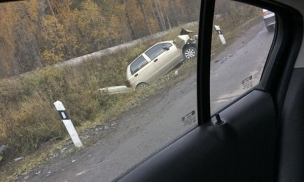 На Серовском тракте пассажирская «Газель» загнала Daewoo в кювет, а сама легла на бок - Фото 2