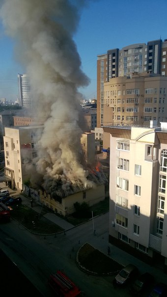 В Екатеринбурге на Красноармейской, 70 сгорел дом культурного наследия. ВИДЕО - Фото 2
