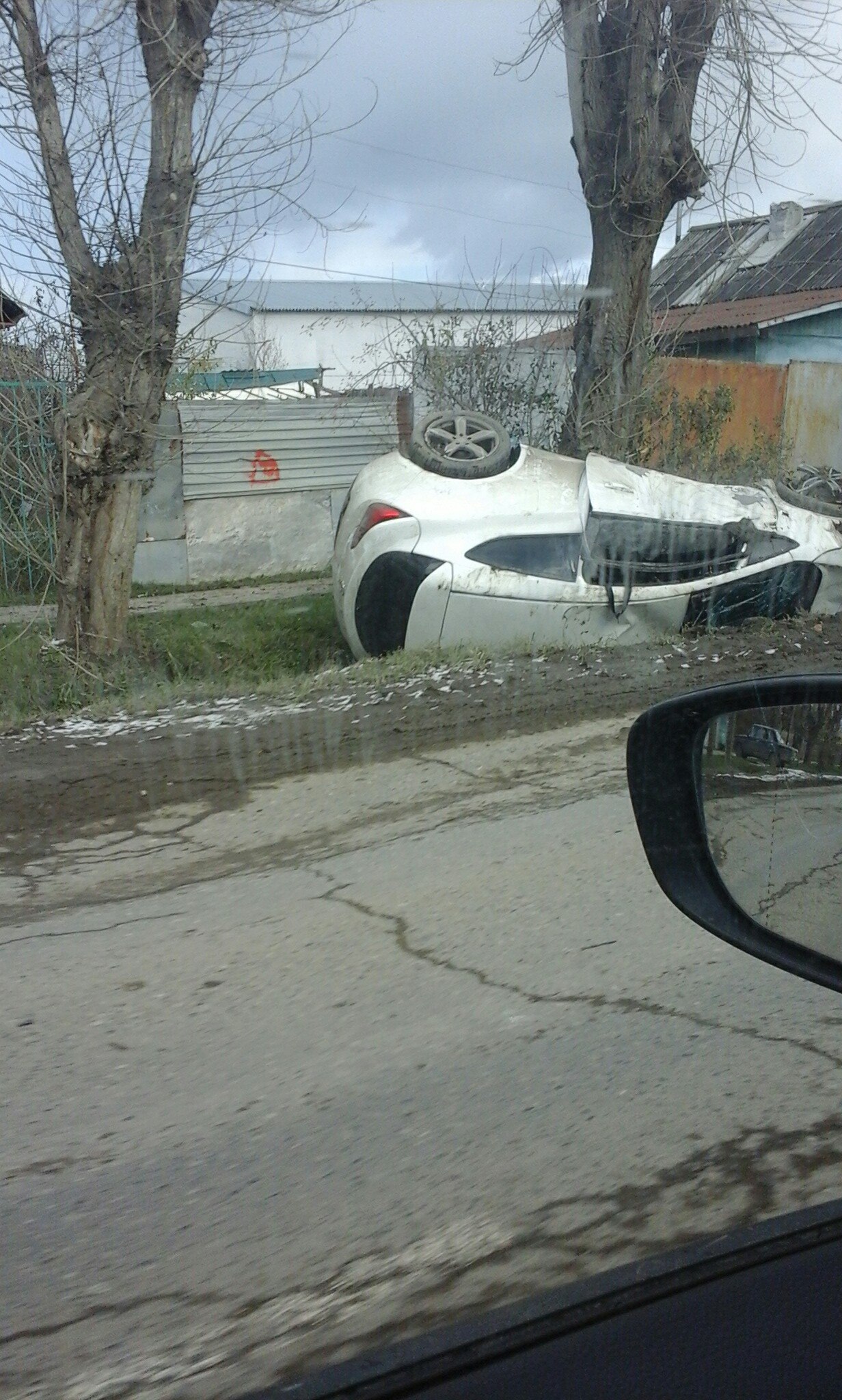 На окраине Екатеринбурга девушка за рулем Opel заехала в кювет и перевернулась - Фото 3