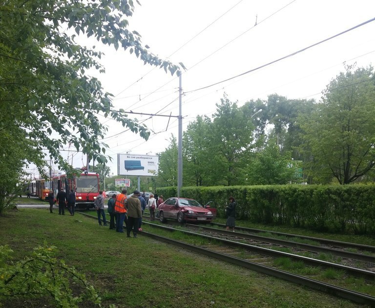 На ВИЗ-бульваре Toyota не пропустила трамвай. Движение электротранспорта парализовано - Фото 4