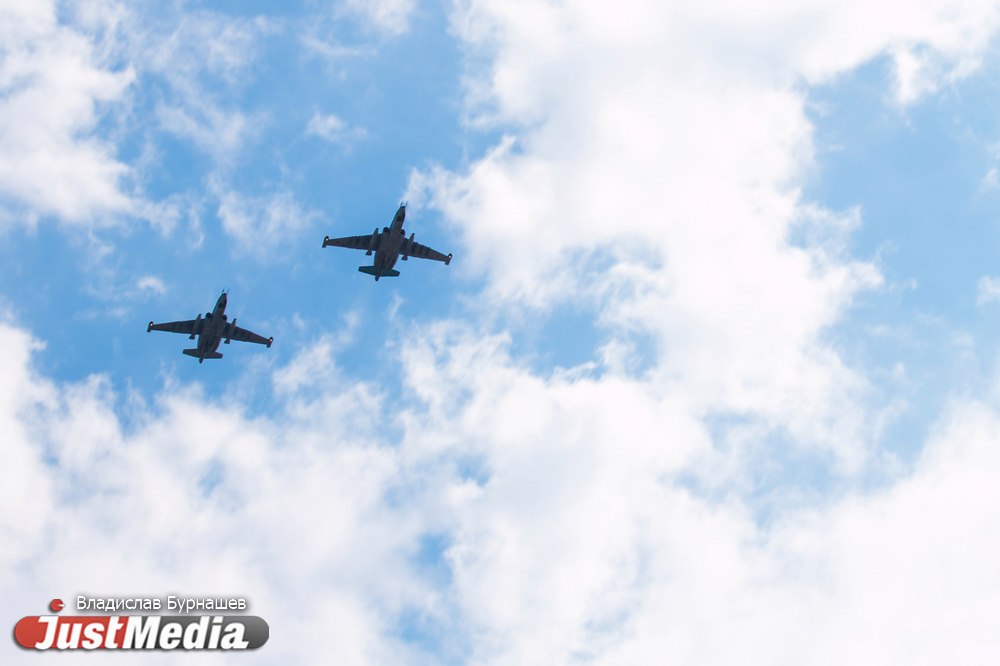 Над Екатеринбургом промчались военные вертолеты и истребители. ФОТО - Фото 5