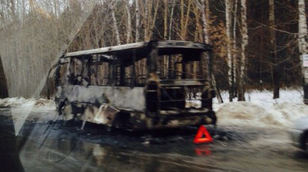 В Екатеринбурге ночью сгорел автобус и легковушка - Фото 2