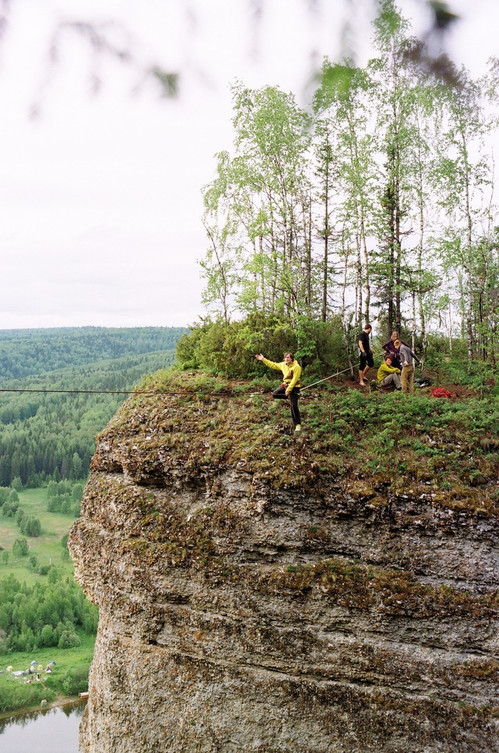 «Когда я встала на стропу, казалось, что на ней невозможно устоять даже пару секунд». На Плотинке учат ходить по канату - Фото 5