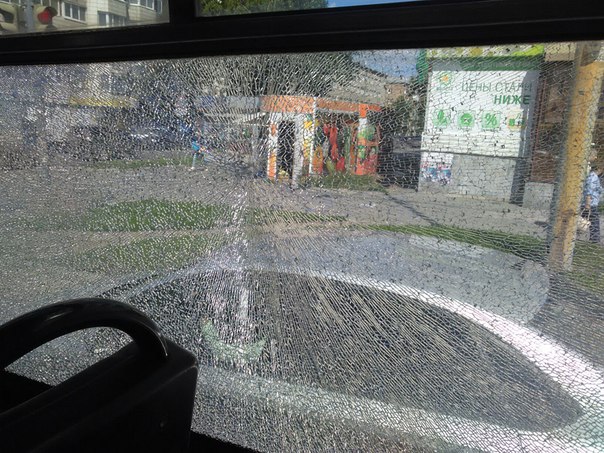 В центре Екатеринбурга неизвестный обстрелял автобус из пневматики - Фото 2