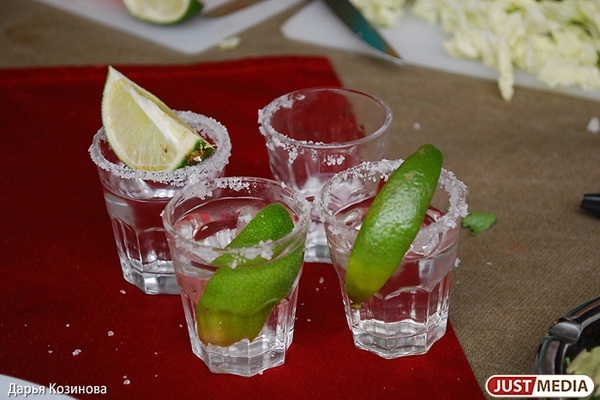 На приеме Куйвашева в честь «ИННОПРОМа» поили испанским вином и кормили дизайнерской едой