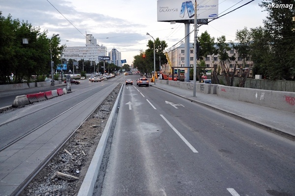 Дорожные строители «сузили» Макаровский мост. Двум машинам уже тесно - Фото 1