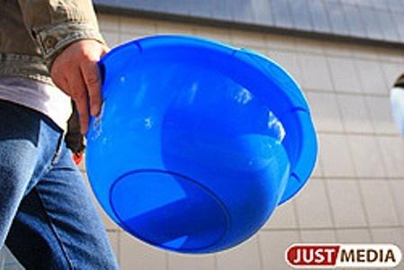 Верните воду! Екатеринбуржцы, принимающие душ в тазике уже месяц, готовятся к митингу - Фото 1