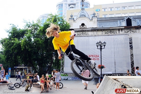 На городском «Арбате» будет йога, бразильская драка и прыжки с трамплина