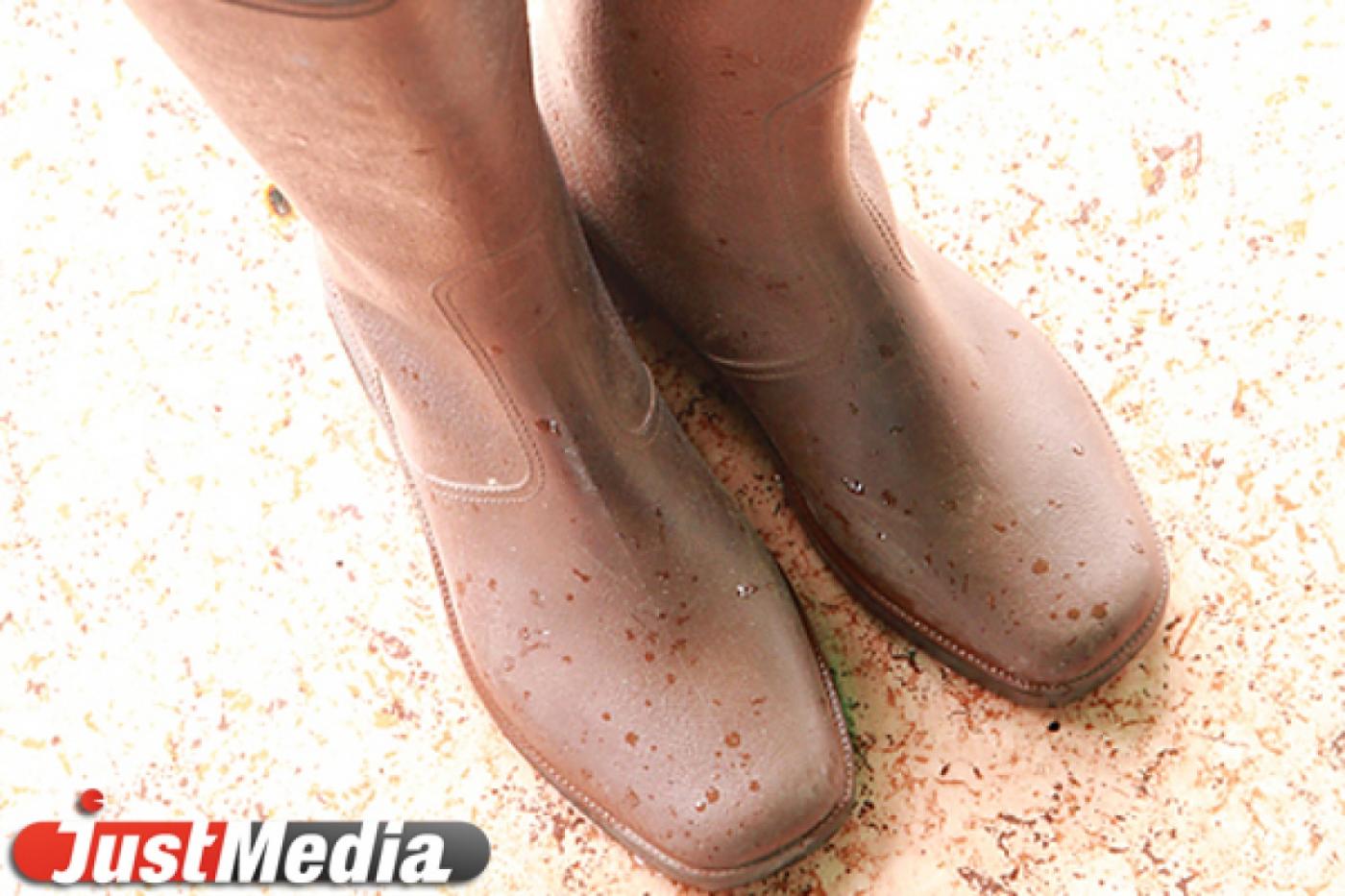 Руководителей колхозного рынка Новоуральска оштрафовали за то, что они заменили резиновые сапоги уборщиц на калоши - Фото 1