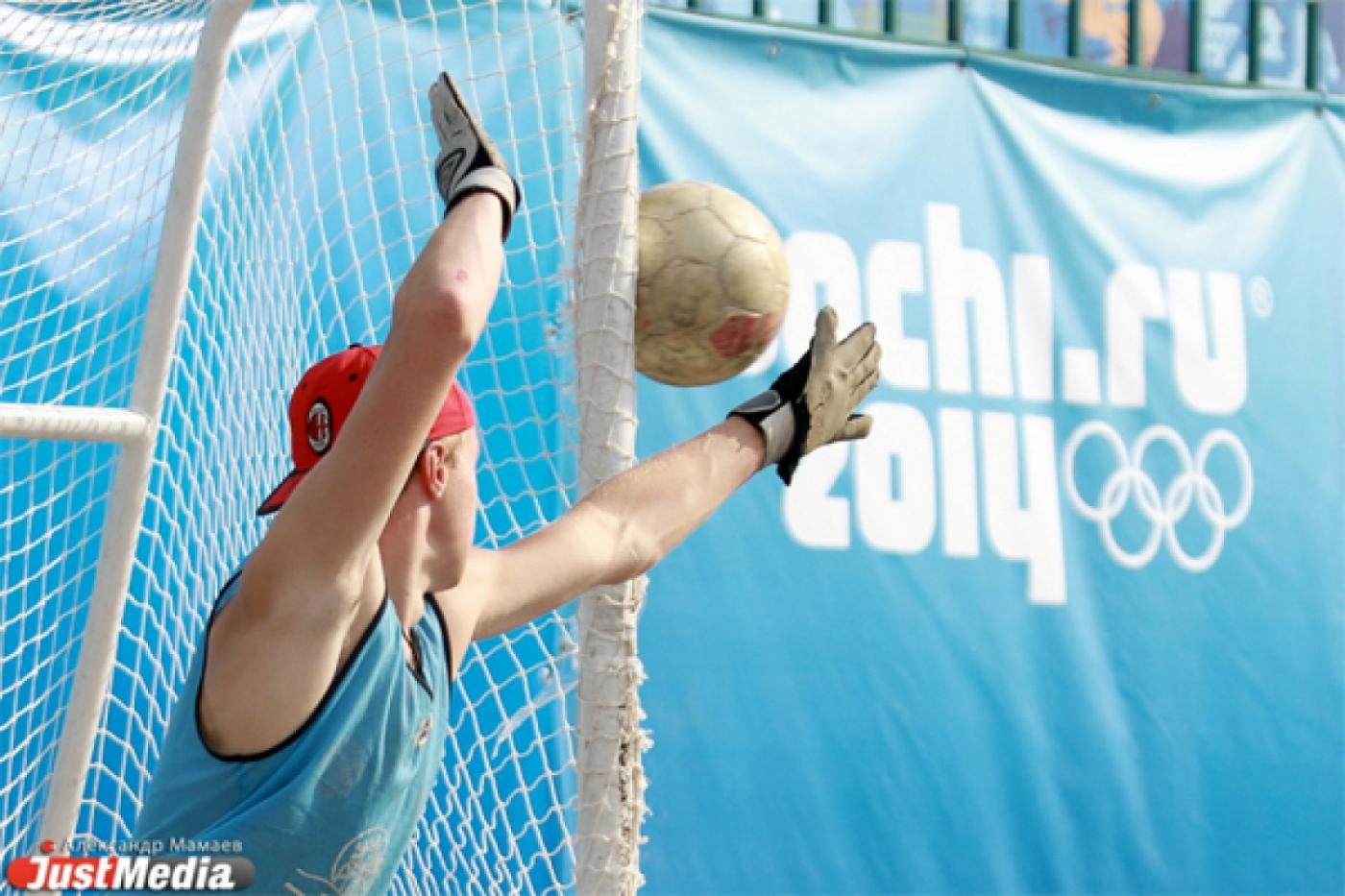 В поддержку российских олимпийцев екатеринбуржцы забили 1000 голов и сделали 400 выстрелов из лука - Фото 1