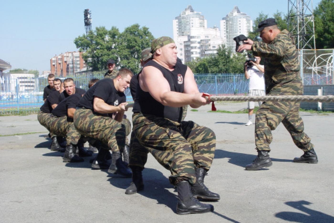 Силовики в честь Дня физкультурника перетягивали канат, стреляли из ПМ и сражались в шахматы. ВИДЕО - Фото 1
