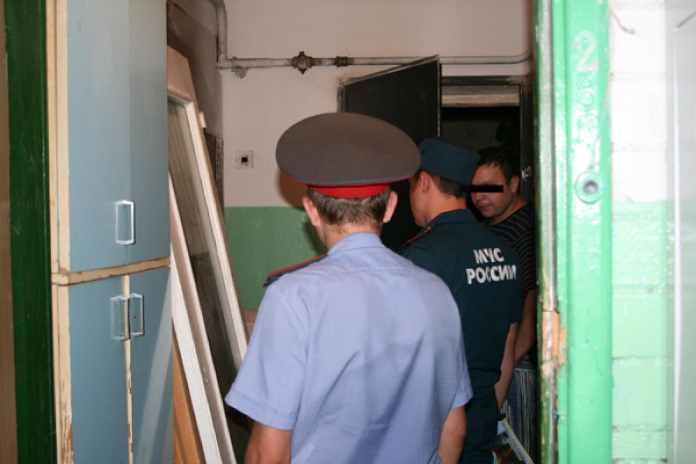 Полицейские и сотрудники МЧС проверили, как живут дети в неблагополучных семьях - Фото 1