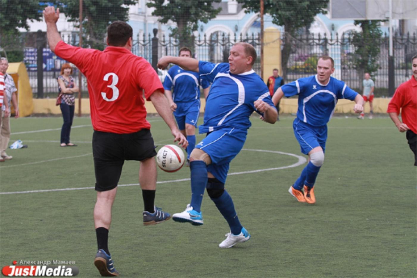 Политики обыграли банкиров в футбол - Фото 1