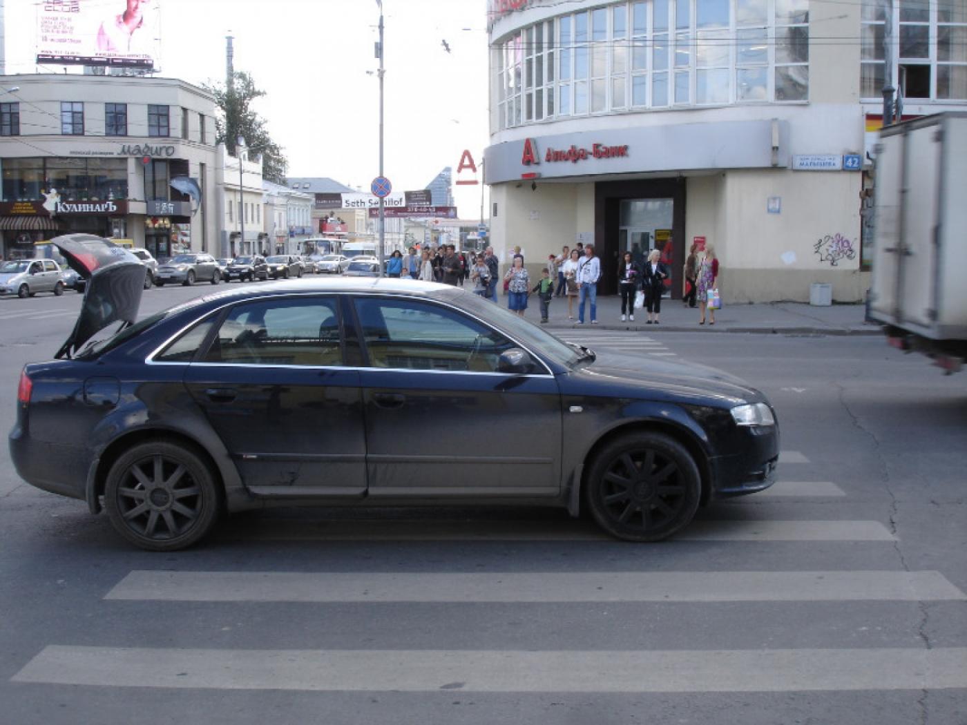 В Екатеринбурге «лихачка» сбила маму с ребенком, переходивших дорогу на зеленый - Фото 1
