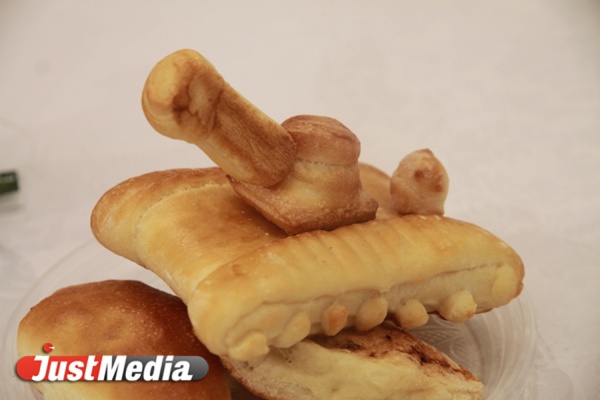 «Оборона и защита» встречает первых гостей туманом и танками из хлеба