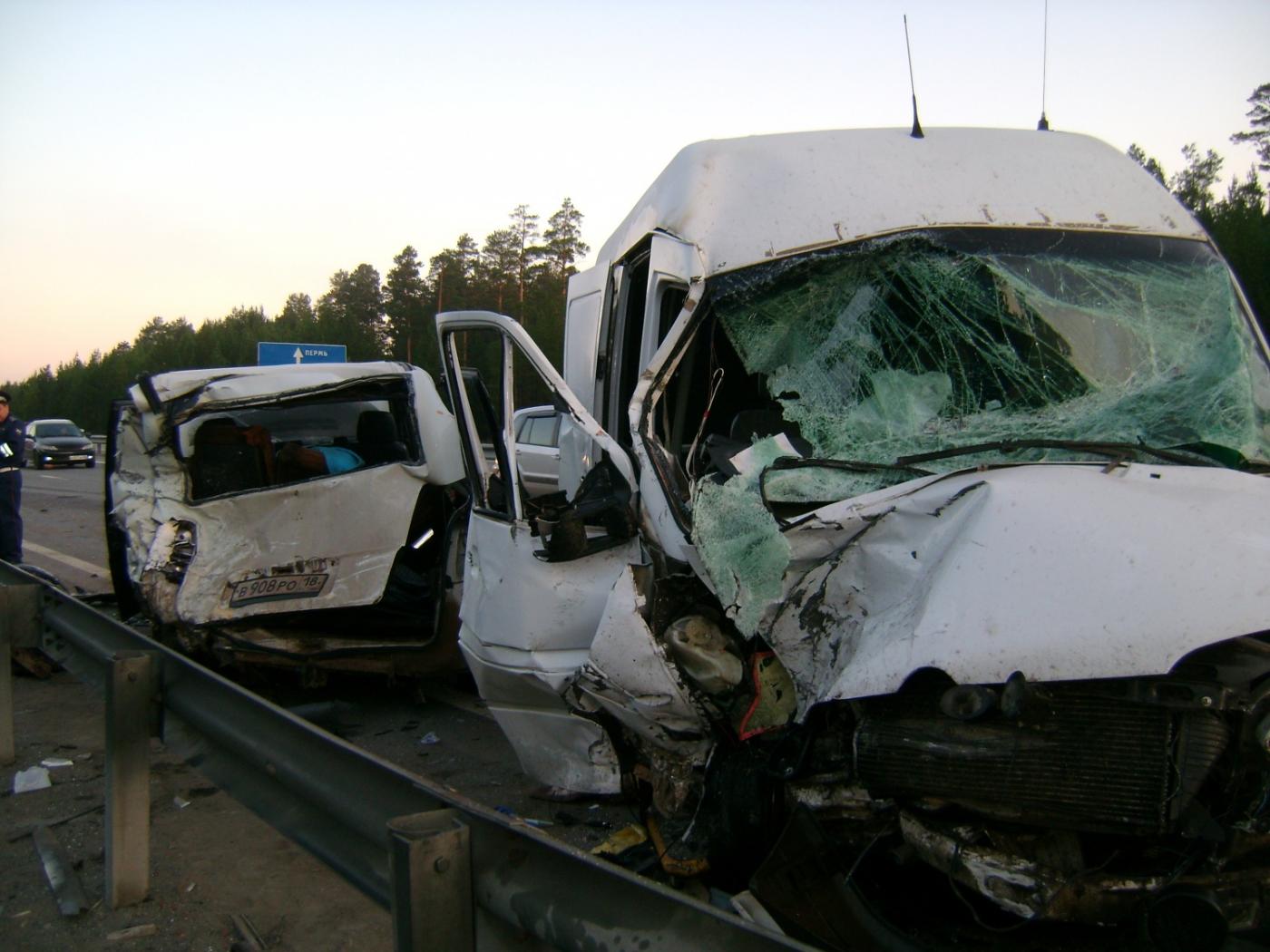В страшной аварии на Пермской трассе два человека погибли и девять — пострадали - Фото 1