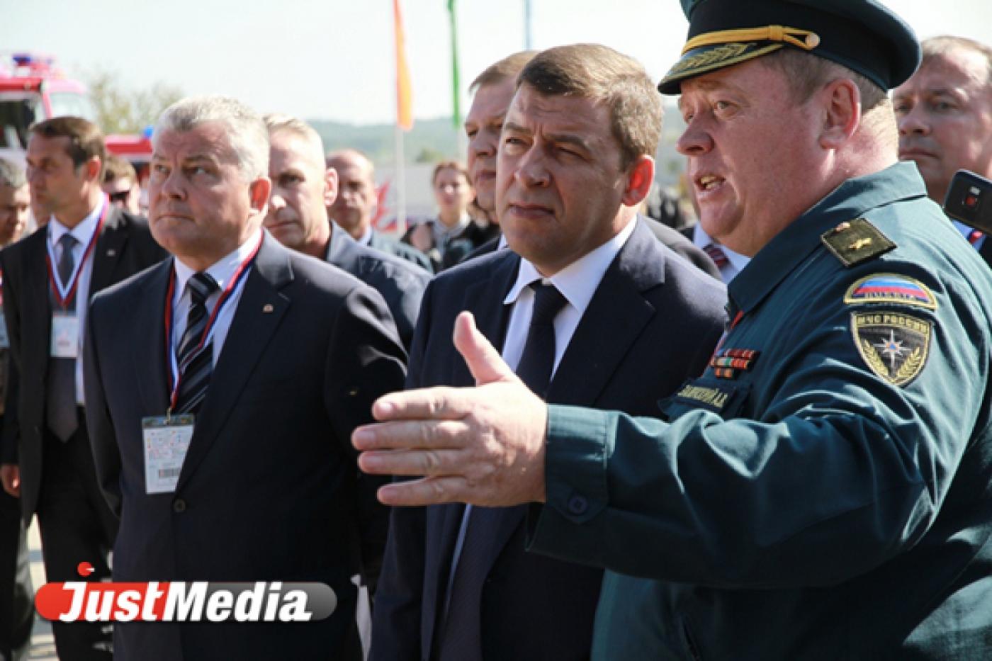 Куйвашев молча обошел выставку «Оборона и защита». Единственная фраза за всю экскурсию: «Ой, а что это?» - Фото 1