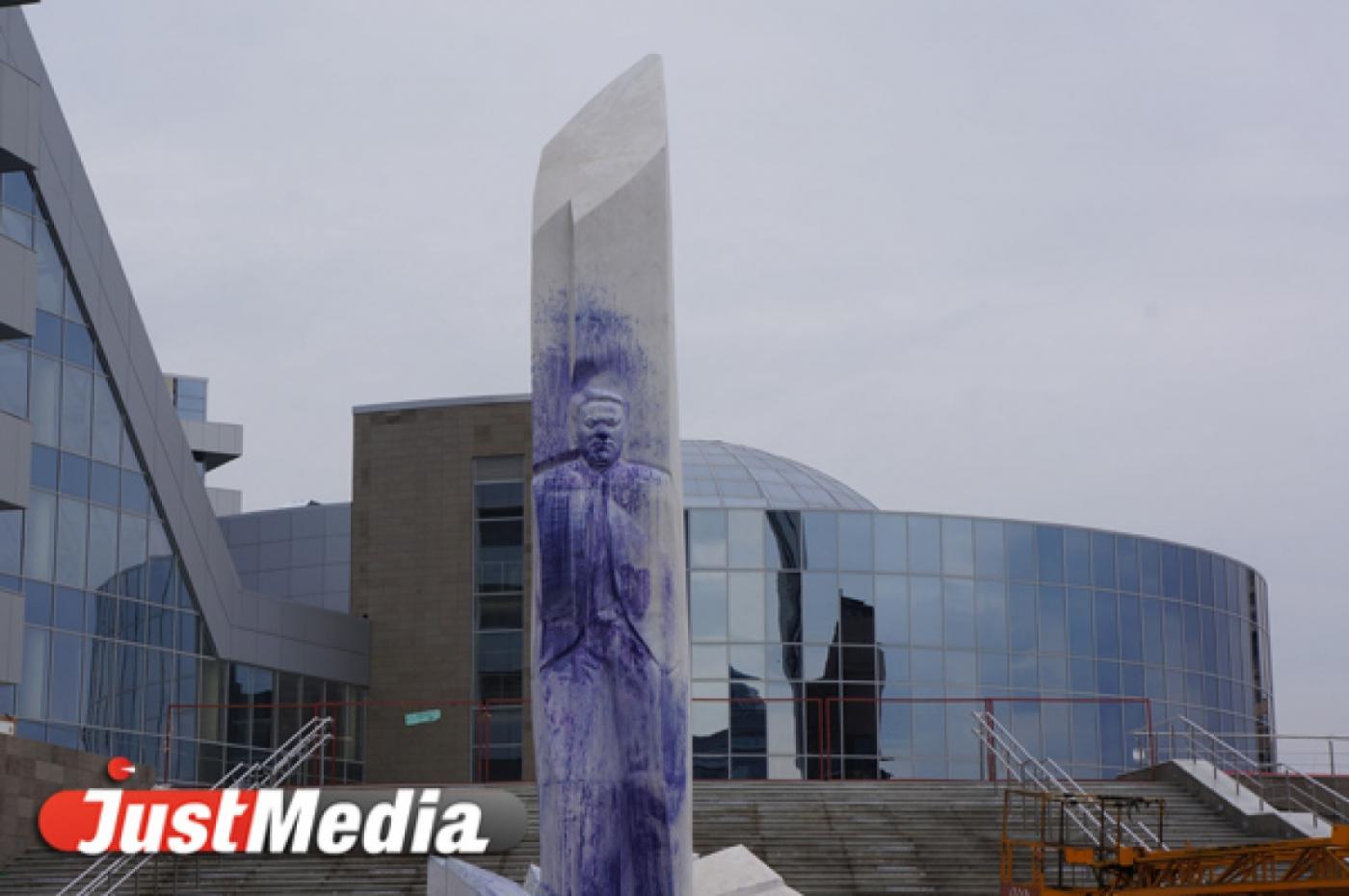 Вандалы облили краской памятник Борису Ельцину. Чернила будут смывать не одни сутки - Фото 1